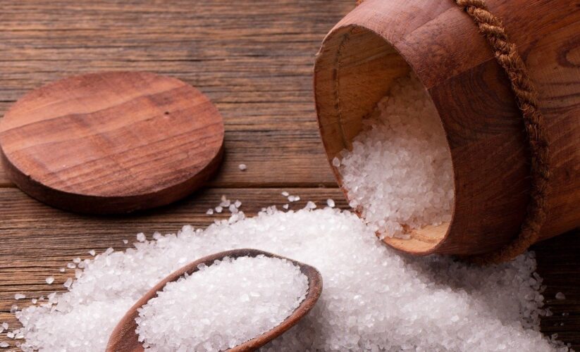 Salt (sodium chloride) itself contains no calories. It does not provide any energy as it is purely a mineral. However, foods that are seasoned with salt may still have calories due to their other ingredients, but the salt itself contributes none.