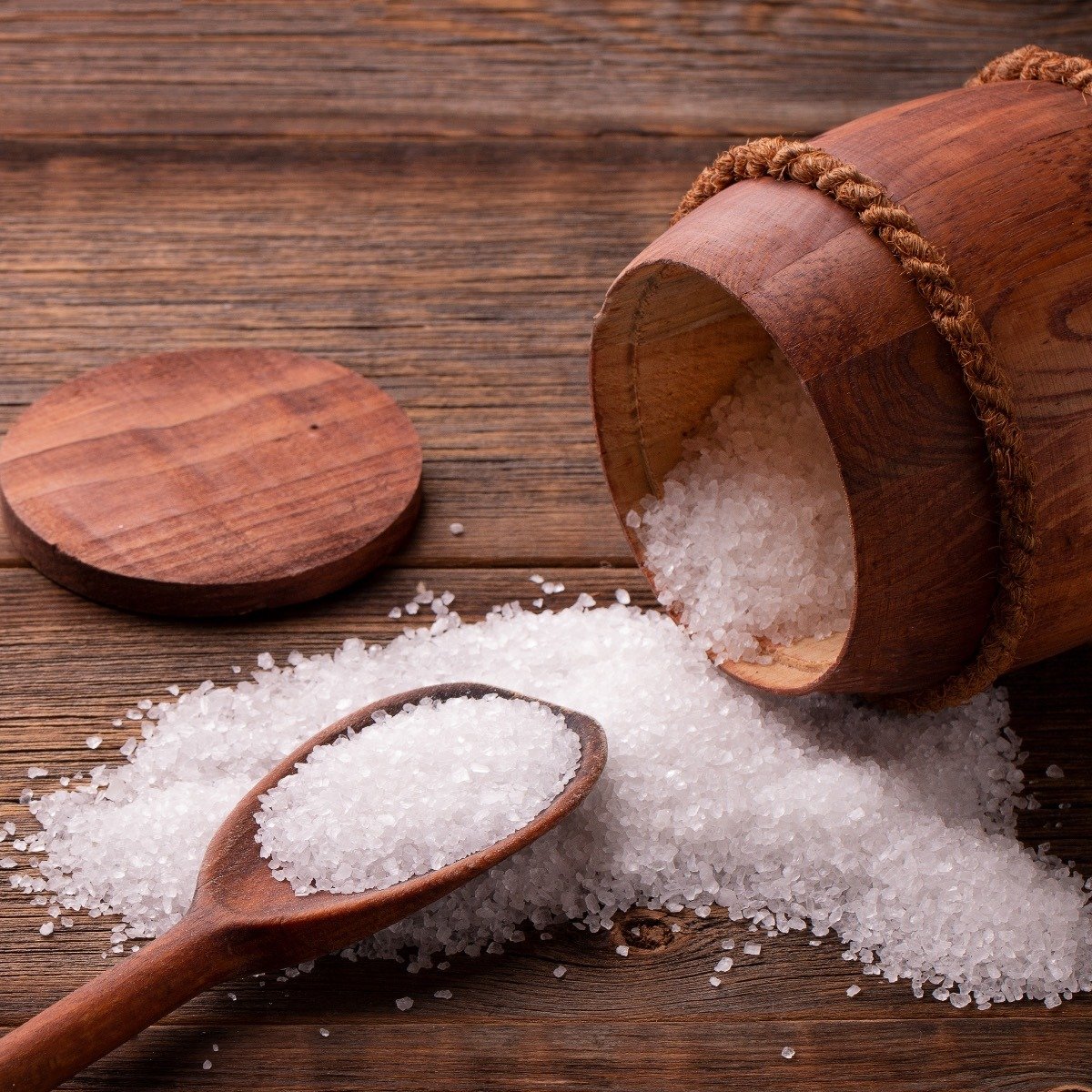 Salt (sodium chloride) itself contains no calories. It does not provide any energy as it is purely a mineral. However, foods that are seasoned with salt may still have calories due to their other ingredients, but the salt itself contributes none.